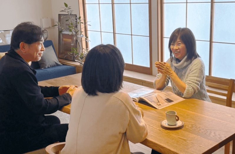 ダイニングテーブルを囲んでの、木絆の打ち合わせ風景