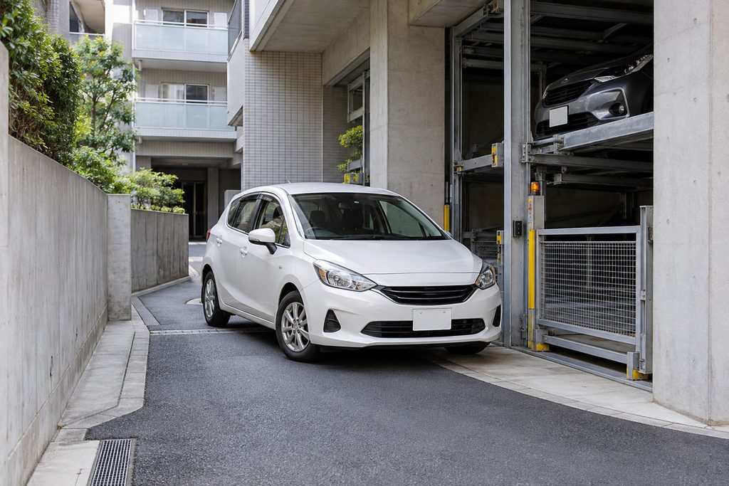 車の出し入れがしにくいマンションの駐車場