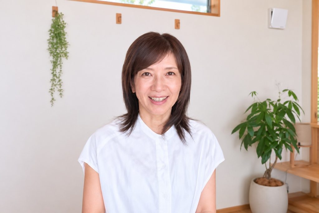 木絆（きずな）の一級建築士、守屋さん、笑顔のバストショット。